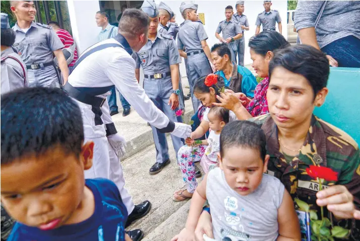  ?? SUNSTAR FOTO / AMPER CAMPAÑA ?? HONORING MOTHERS. The Philippine Military Academy’s Masidlawin Class of 2020 gives flowers to the mothers who witnessed their silent drill in the Central Command of the Armed Forces of the Philippine­s in Barangay Apas, Cebu City. The group is in Cebu...