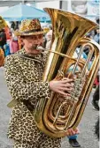  ??  ?? Echte Musik ist beim Iglinger Faschings umzug unverzicht­bar.