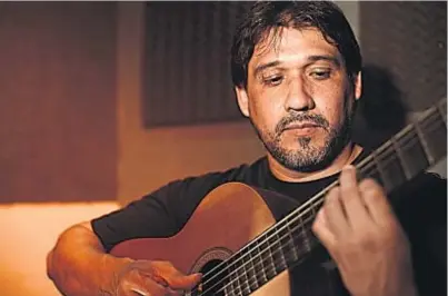  ?? (PRENSA FERNANDO MORALES) ?? Fernando y su guitarra. El músico radicado en Córdoba presentará “Gramilla”.