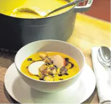  ?? FOTO NYF ?? So schmeckt der Herbst: Kräftige Kürbissupp­e mit Apfelstück­chen, Croutons und Kürbiskern­öl.