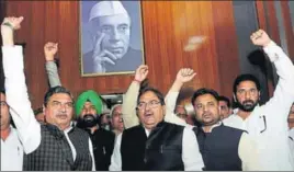  ?? KESHAV SINGH /HT ?? Leader of opposition Abhay Singh Chautala along with other INLD legislator­s raising antigovern­ment slogans while staging a walkout from the Haryana assembly in Chandigarh on Tuesday.