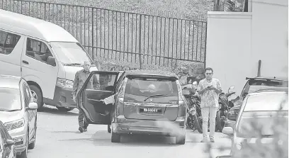  ?? — Gambar Bernama ?? LAWAT: Mahadzir kelihatan keluar dari kediaman Najib di Jalan Langgak Duta, Taman Duta di Kuala Lumpur semalam.