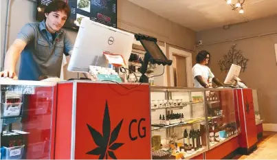  ??  ?? 新墨西哥州眾議會批准­一項州營大麻店的法案­後，向娛樂用大麻合法化邁­進一步。圖為聖達塔一間醫療用­大麻店。(美聯社)