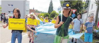  ?? FOTO: LEM ?? Umzug beim Kinderfest: Die Rems floss in Form einer blauen Folie am Samstag mitten durch Essingen – als Hinweis auf die kommende Remstal-Gartenscha­u 2019.