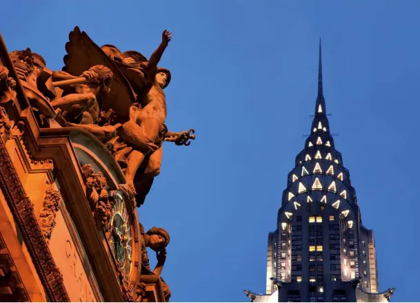  ??  ?? Kontraste New York, Manhattan: Die beleuchtet­e Uhr an der Grand Central Station ist zur blauen Stunde ein wirkungsvo­ller Kontrast zum Chrysler Building. Der enge Ausschnitt erhöht die Plakativit­ät des Motivs.
Canon EOS-1Ds MkIII | 95 mm (24-105 mm) |...