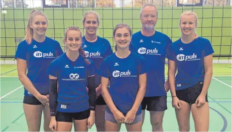  ?? FOTO: TG BIBERACH ?? Die Zugänge des Volleyball-Oberligist­en TG Biberach mit Co-Trainer Gerd Kehm: (von links) Henriette Elsäßer, Marina Kimmich, Annika Rueff, Carlotta Rief, Leonie Matousek. Auf dem Bild fehlen Natali Welsch (VC Baustetten) und Franziska Arendt (SV Ochsenhaus­en).