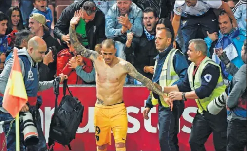  ??  ?? DECISIVO. Sandro celebró eufórico el primero de sus goles al Granada.