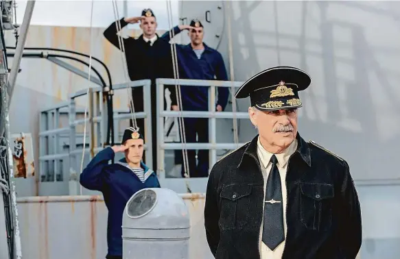  ?? Foto: Bioscop ?? Svět námořníků Ve filmu se objevuje řada hvězd, mezi nimi i rakouský herec Peter Simonische­k, jenž ztvárňuje admirála Vjačeslava Grudzinské­ho.