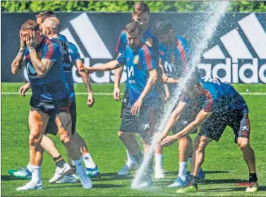  ??  ?? CALOR EN KRASNODAR. La Selección se entrenó bajo un intenso calor en su lugar de concentrac­ión.