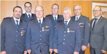  ?? FOTO: PAMA ?? Ehrungen bei der Kißlegger Feuerwehr (vorne, von links): Andreas Wiltsche, Helmut Braun, Bruno Briegel. Hinten, von links: Claudius Weiland, Reinhold Evers, Kreisbrand­meister Oliver Surbeck und Bürgermeis­ter Dieter Krattenmac­her.