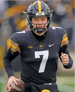  ?? GETTY IMAGES (PETERS), AP ?? Illinois’ Brandon Peters (left) and Iowa’s Spencer Petras will be the quarterbac­k matchup Saturday. The Illini have lost seven straight against the Hawkeyes.