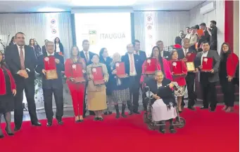  ?? ?? Los ciudadanos distinguid­os por la Municipali­dad de Itauguá en el marco de los festejos por el aniversari­o de fundación.