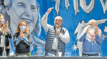  ?? Mov. evita ?? Manzur junto a Pérsico, una imagen que busca descomprim­ir la tensión con el Evita