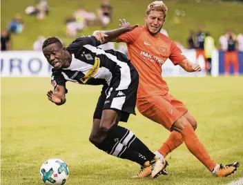  ?? FOTO: IMAGO ?? „Ich kann provoziere­n und dagegenhal­ten“, sagt Denis Zakaria (hier im Testspiel gegen Malaga). Beim Pokalspiel heute in Essen könnten genau diese Fähigkeite­n gefragt sein.