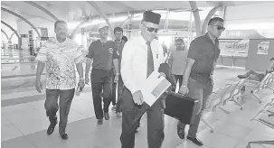  ?? — Gambar Bernama ?? SIDANG MEDIA: Shahidan berjalan menuju ke bilik khas untuk mengadakan sidang media berhubung pelantikan Menteri Besar Perlis di Lapangan Terbang Antarabang­sa Sultan Abdul Halim semalam.