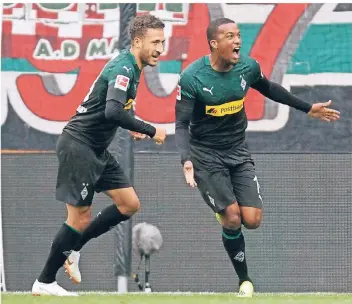  ?? FOTO: IMAGO ?? Alassane Plea (rechts) kam in Augsburg zur zweiten Hälfte und erzielte in seinem zweiten Bundesliga­spiel sein erstes Tor. So rettete der Franzose Borussia beim 1:1 einen Punkt. Fabian Johnson feiert mit ihm.
