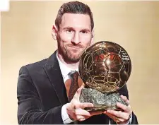  ?? AFP ?? Lionel Messi recibe el Balón de Oro por sexta vez.