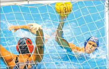  ?? Picture: MIKE HOLMES ?? SPLASH DOWN: Grey High’s Jeremy Ward prepares to score against Pearson goalkeeper Antonio Votano in the Van Staden Cup water polo final at the weekend