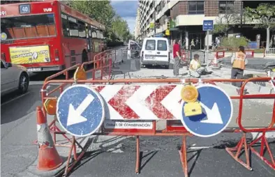  ?? EL PERIÓDICO ?? Obras de reforma de la calzada en una céntrica calle de la capital aragonesa.