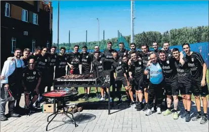  ?? FOTO: EFE ?? Los jugadores de la selección uruguaya degustaron un asado en Nizhny el día después del agónico triunfo ante Egipto