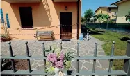  ??  ?? I fiori
La casa dove si è consumato il delitto con i primi pensieri alla donna uccisa lasciati ieri mattina da alcuni abitanti del paese (Ansa)