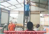  ??  ?? KERJASAMA: Penduduk kampung membantu membaiki bumbung rumah pengadu yang telah rosak dibadai ribut semalam.