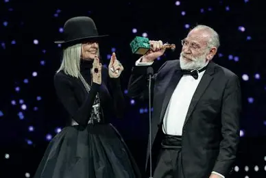  ??  ?? Sul palco Renato Carpentier­i riceve da Diane Keaton il premio come migliore attore per «La tenerezza»