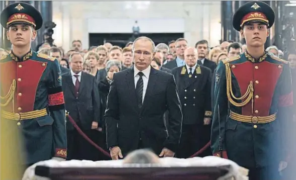  ?? ALEXEI NIKOLSKY / AFP ?? Funeral. El presidente ruso, Vladímir Putin, presenta sus respetos ante el cadáver del embajador ruso en Turquía, Andréi Kárlov, asesinado el pasado lunes en Ankara por un policía turco cuando inauguraba una exposición