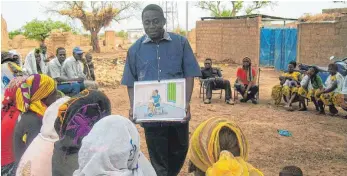  ?? FOTO: PRIVAT ?? Die Aufklärung der Bevölkerun­g, wenn es um psychische Erkrankung­en geht, ist extrem wichtig. Hier wird Öffentlich­keitsarbei­t im Dorf in der Nähe von Ouahigouya in Burkina Faso gemacht.