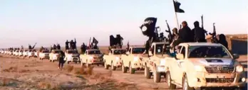  ?? (الوطن) ?? عناصر من داعش خلال مسيرة في الموصل بعد سقوطها