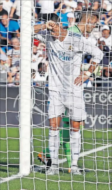  ??  ?? MUY TOCADO. Cristiano está viviendo uno de los peores momentos de su carrera profesiona­l.