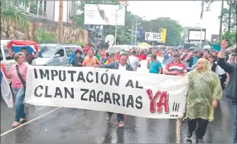  ??  ?? Varios cientos de esteños exigen que el clan Zacarías se someta a la justicia ordinaria.