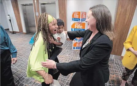  ?? MATHEW MCCARTHY WATERLOO REGION RECORD ?? Laura Mae Lindo, left, with her son, Jayden, and Catherine Fife congratula­te each other on their election victories on Thursday.