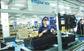 ?? PROVIDED TO CHINA DAILY ?? Workers assemble servers on an Inspur production line in Jinan, Shandong province.