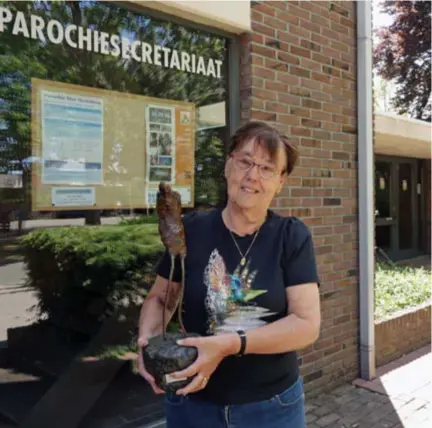  ?? FOTO MARC WOUTERS ?? Voor haar jarenlange inzet als vrijwillig­ster in Elcks Thuys, kreeg Frieda Van Tilborgh de carrièrepr­ijs De Drie Akers.