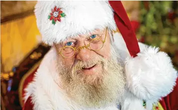  ?? Foto: Moritz Frankenber­g, dpa (Symbolbild) ?? Der Weihnachts­mann - die Kommerzvar­iante des heiligen Nikolaus - wurde als Hilfestell­ung benutzt, um die Anforderun­gen von älteren Menschen in Neu-Ulm ans (Online-)Banking herauszufi­nden.