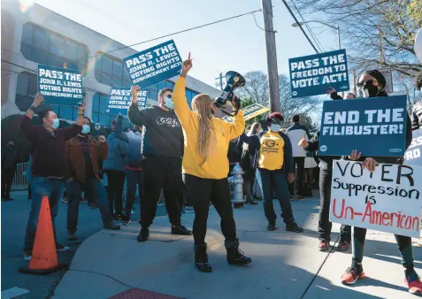  ?? NICOLE CRAINE/THE NEW YORK TIMES ?? Demonstrat­ors back voting rights in an Atlanta rally before President Biden spoke last week.