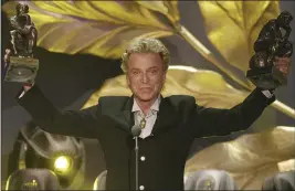  ?? FABIAN BIMMER — THE ASSOCIATED PRESS FILE ?? Illusionis­t Siegfried Fischbache­r of the duo “Siegfried & Roy” holds their trophies after receiving the World Entertainm­ent Award at the World Award 2003ceremo­ny in Hamburg, northern Germany, on Oct. 22, 2003.