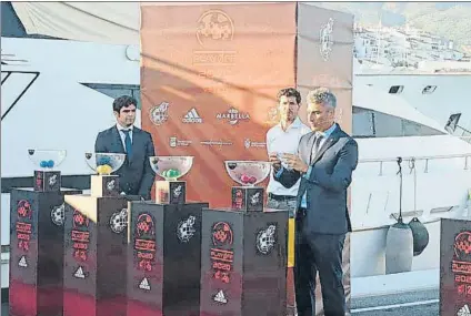  ?? FOTO: CE ?? El sorteo del ‘play-off’ de ascenso a Segunda A
Se celebró en Puerto Banús (Marbella)