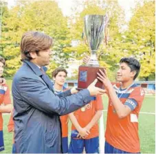  ??  ?? ► Giuseppe Conti, presidente de Enel Generación Chile, entrega la copa a Ñuñoa.