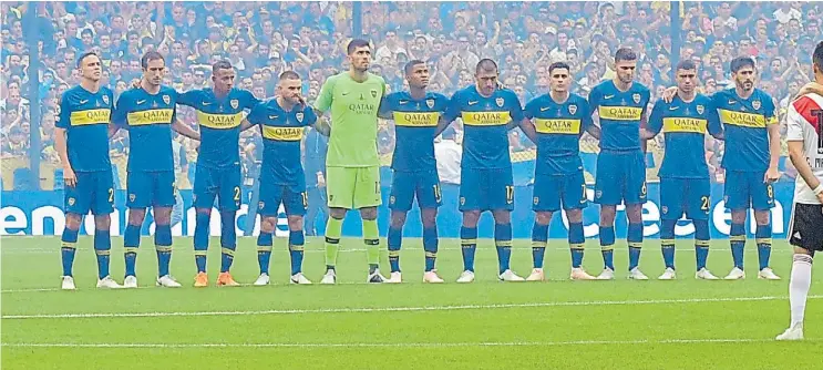  ??  ?? Rivales, no enemigos. Una imagen que se repetirá esta tarde en el estadio Monumental: los 22 jugadores, listos para protagoniz­ar un partido que quedará en la historia del fútbol.