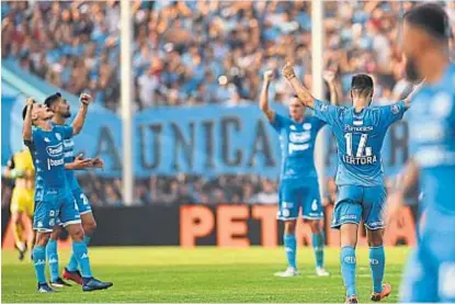  ?? (PEDRO CASTILLO) ?? Final feliz. Euforia de todos en el Gigante de Alberdi apenas finalizado el 1-0 de ayer frente a Colón.