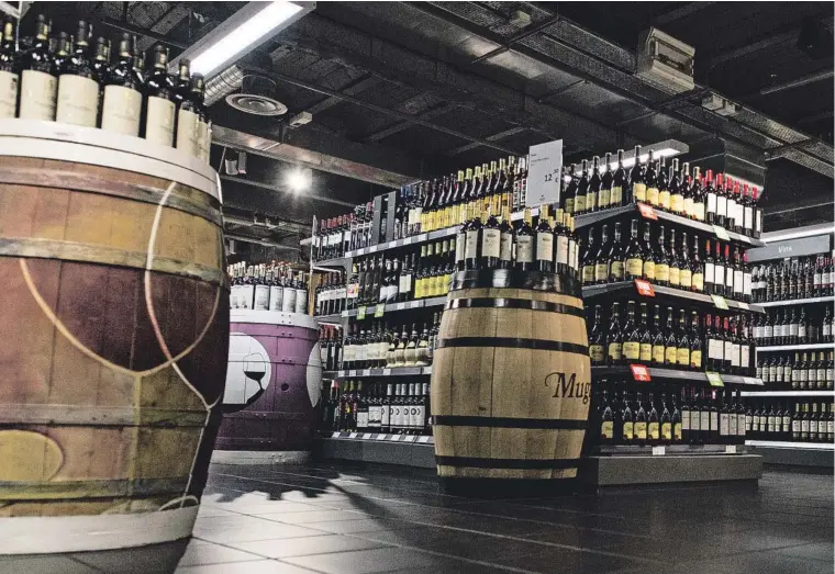  ??  ?? La bodega de los grandes almacenes Pyrénées de Andorra ofrece a sus compradore­s más de 700 referencia­s de vinos de todo el mundo, aparte del asesoramie­nto personaliz­ado de un sumiller profesiona­l