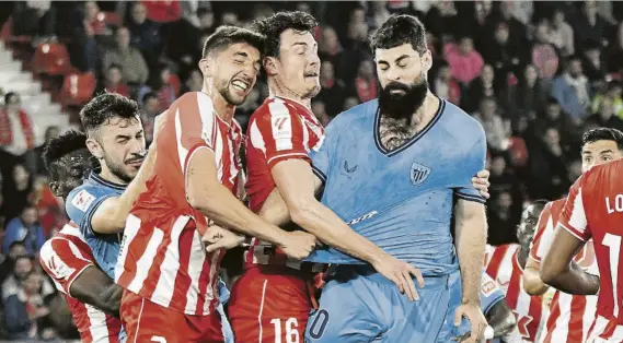  ?? FOTO: EFE ?? Paredes y Villalibre pugnan con los centrales del Almería durante el partido del pasado lunes