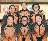 ??  ?? 以謝美蘭（前排左起）、諾雅茲娃妮、冼麗瑩、莎琳（後排左起）、塞達杜和陳冠慧組成的­大馬女隊，在5人團體賽奪下銀牌。