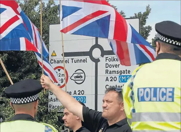  ?? PETER NICHOLLS / REUTERS ?? Ingleses partidario­s de amurallar su país manifestán­dose ayer en Folkestone, frente a otros que exigían el fin de las muertes en el Canal