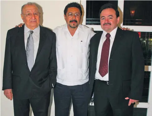  ??  ?? A la izquierda, los doctores Álvaro Vivas Arjona, Álvaro Quijano Vivas y Rolando Vivas Rosel, después de la entrega al primero de un reconocimi­ento en febrero de 2008. Abajo, el día que el doctor Vivas Arjona contrajo matrimonio con Gloria Rosel...