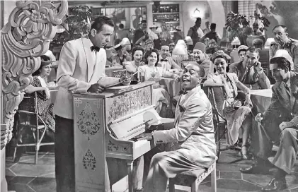  ?? ARCHIVO ?? Sam y su piano. Humphrey Bogart y Dooley Wilson en el bar de Rick, una escena clásica de “Casablanca”.