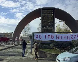  ??  ?? Protesta Lo striscione attaccato ieri in via Salaria dagli abitanti di Fidene