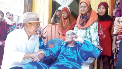  ??  ?? RONALD berbual dengan seorang warga emas ketika program bersama rakyat di Kg. Tetabuan.